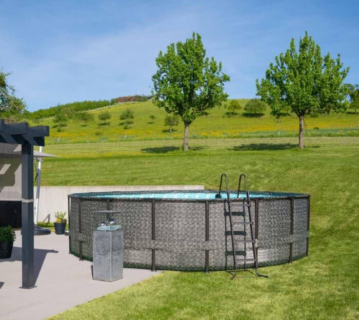 Summer Waves Frame Pool Komplettset | Rund 549x132 cm Rattan Optik Grau | Aufstellpool Set | Gartenpool & Schwimmbecken inkl. Filterpumpe, Bodenvlies, Abdeckplane & Einstiegsleiter