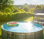 Summer Waves Frame Pool Komplettset | Rund 549x132 cm Rattan Optik Grau | Aufstellpool Set | Gartenpool & Schwimmbecken inkl. Filterpumpe, Bodenvlies, Abdeckplane & Einstiegsleiter