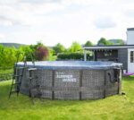 Summer Waves Frame Pool Komplettset | Rund 488x122 cm Rattanoptik Grau | Aufstellpool Set | Gartenpool & Schwimmbecken inkl. Filterpumpe, Einstiegsleiter, Abdeckplane, Bodenvlies & Reinigungsset