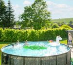 Summer Waves Frame Pool Komplettset | Rund 549x132 cm Rattan Optik Grau | Aufstellpool Set | Gartenpool & Schwimmbecken inkl. Filterpumpe, Bodenvlies, Abdeckplane & Einstiegsleiter